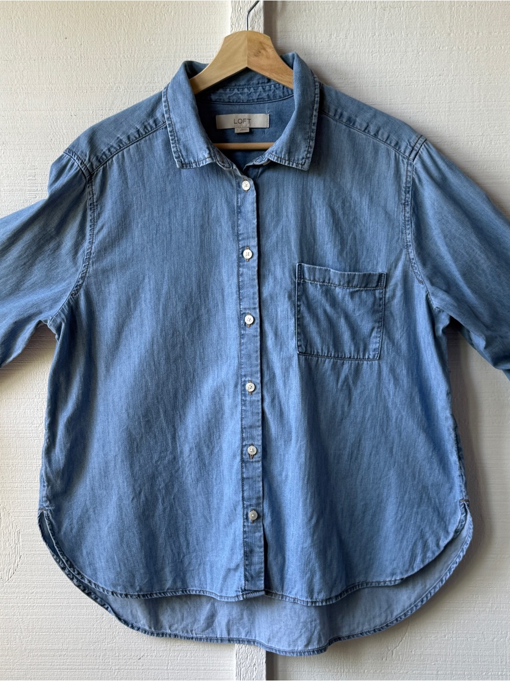 AT Loft Denim Chambray Button Down | EUC | Size L - Picture 2 of 7